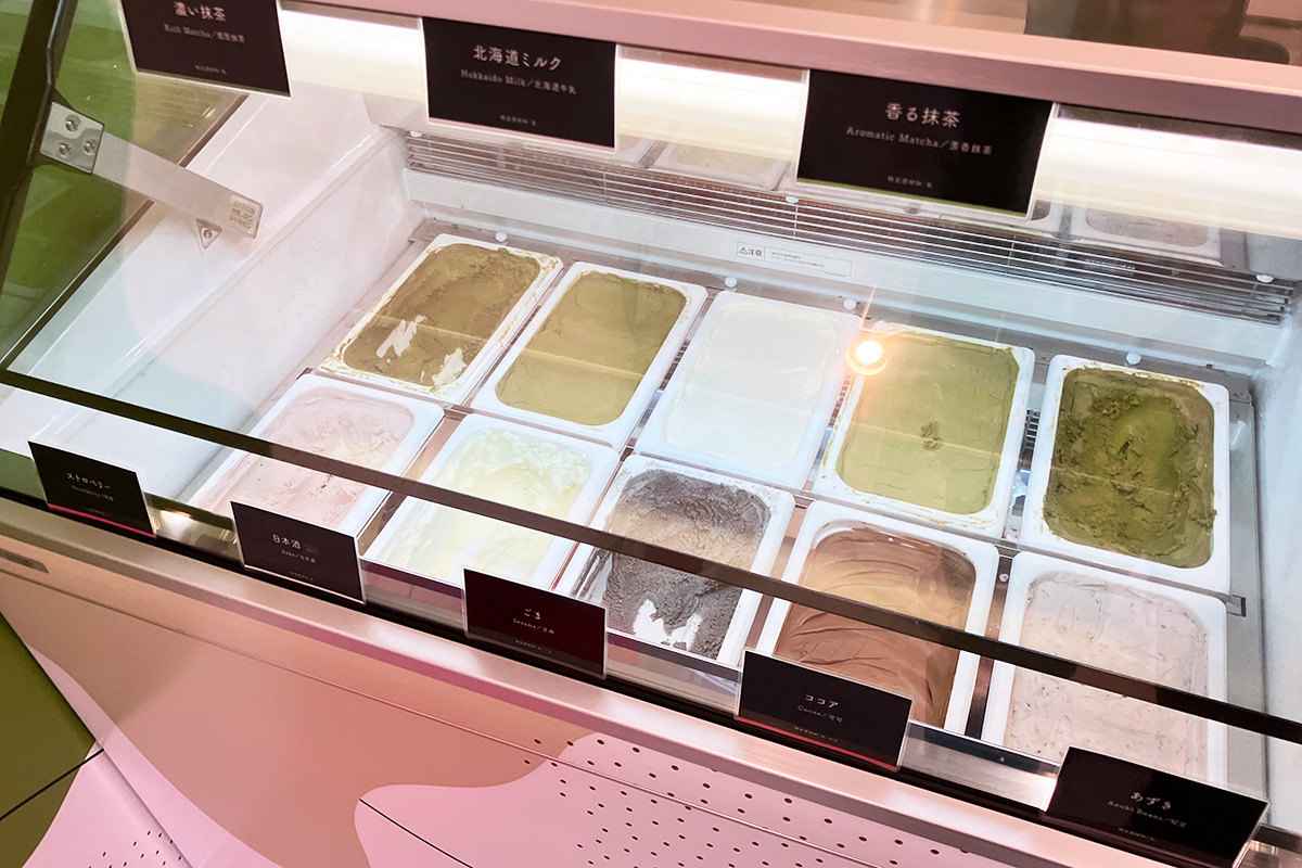 現在アイスケースに並んでいるのは、香る抹茶・濃い抹茶・北海道ミルク・日本酒・ごま・ストロベリー・あずき・ココアの8種類です