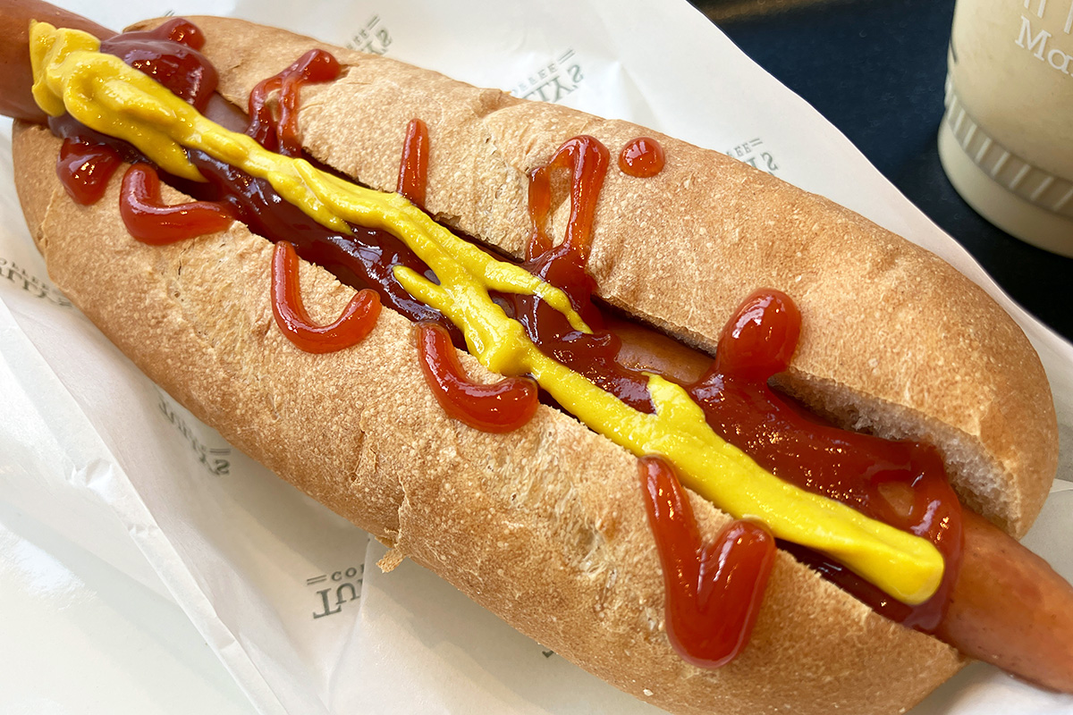 ケチャップとマスタードをつけて、いただきますー