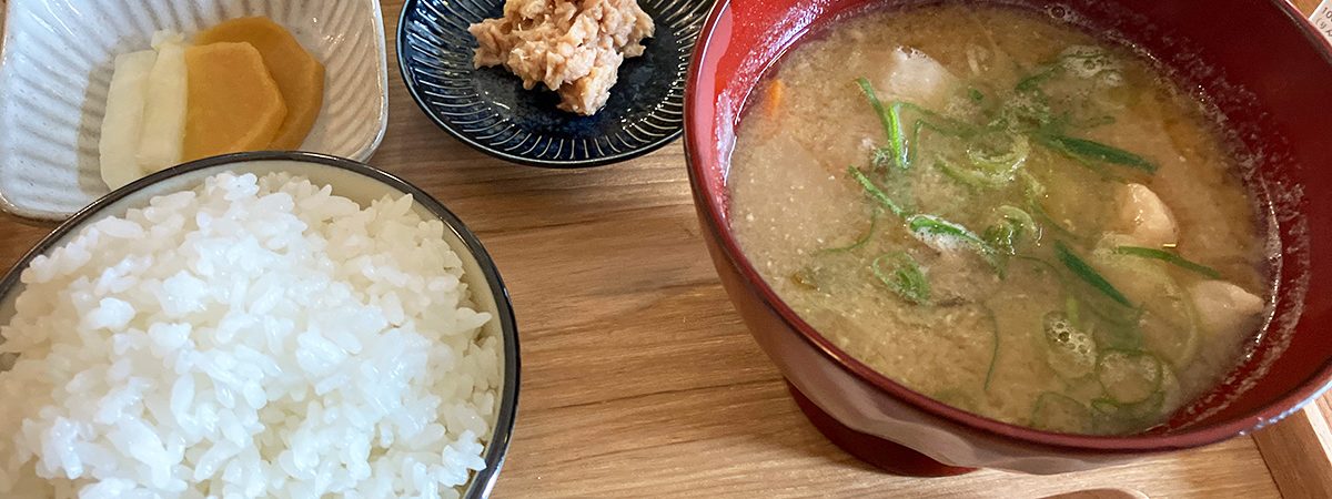 味噌misoばなしの「月替わりとん汁ごはんセット」803円（税込）に「ツナ味噌 小皿」143円（税込）