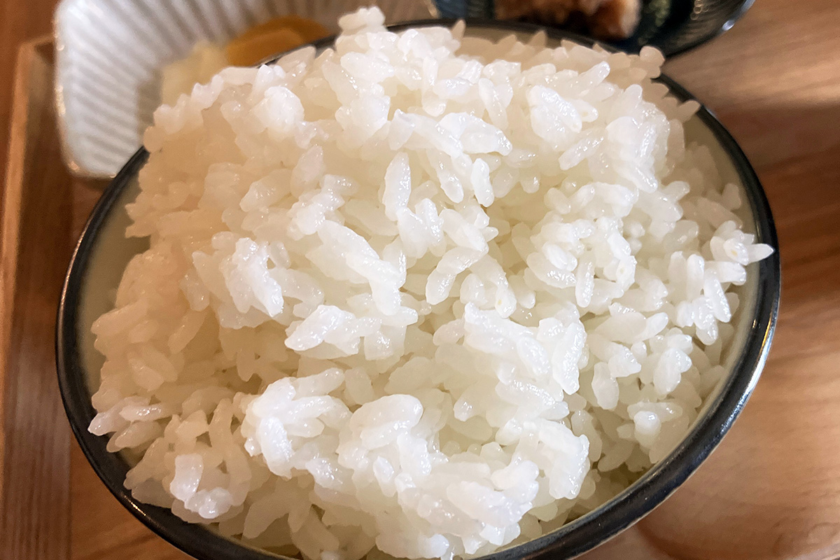 艶やかな炊きたてご飯は以前と変わらず、ごはんの量は基本的に少なめなので大にしてもらいました