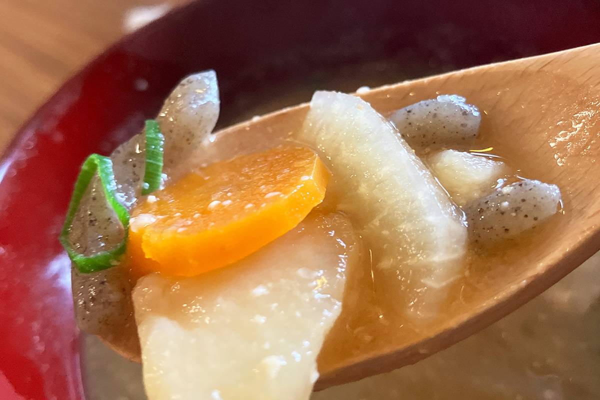 お野菜やこんにゃく、そして豚肉、スタンダードなとん汁でした
