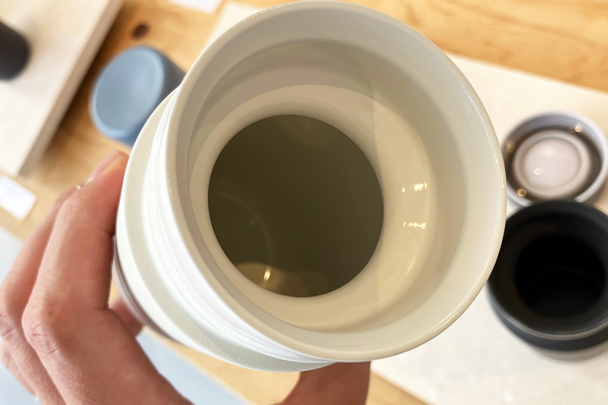飲み口の薄さ、そして何よりも大きいのはセラミック塗装加工により、金属味が軽減されていること。今のマグで一番気になっているのがその点なんですよね