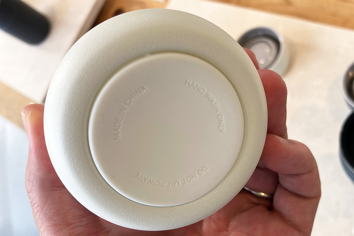 そして、底面のラバークッション。滑り止めにもなるし、マグをテーブルに置いたときの音も確かに気になっていました