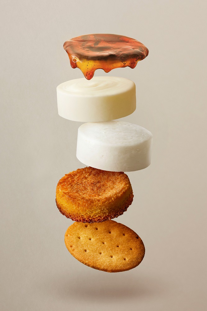 4層のチーズケーキとブリュレしたカラメルの層