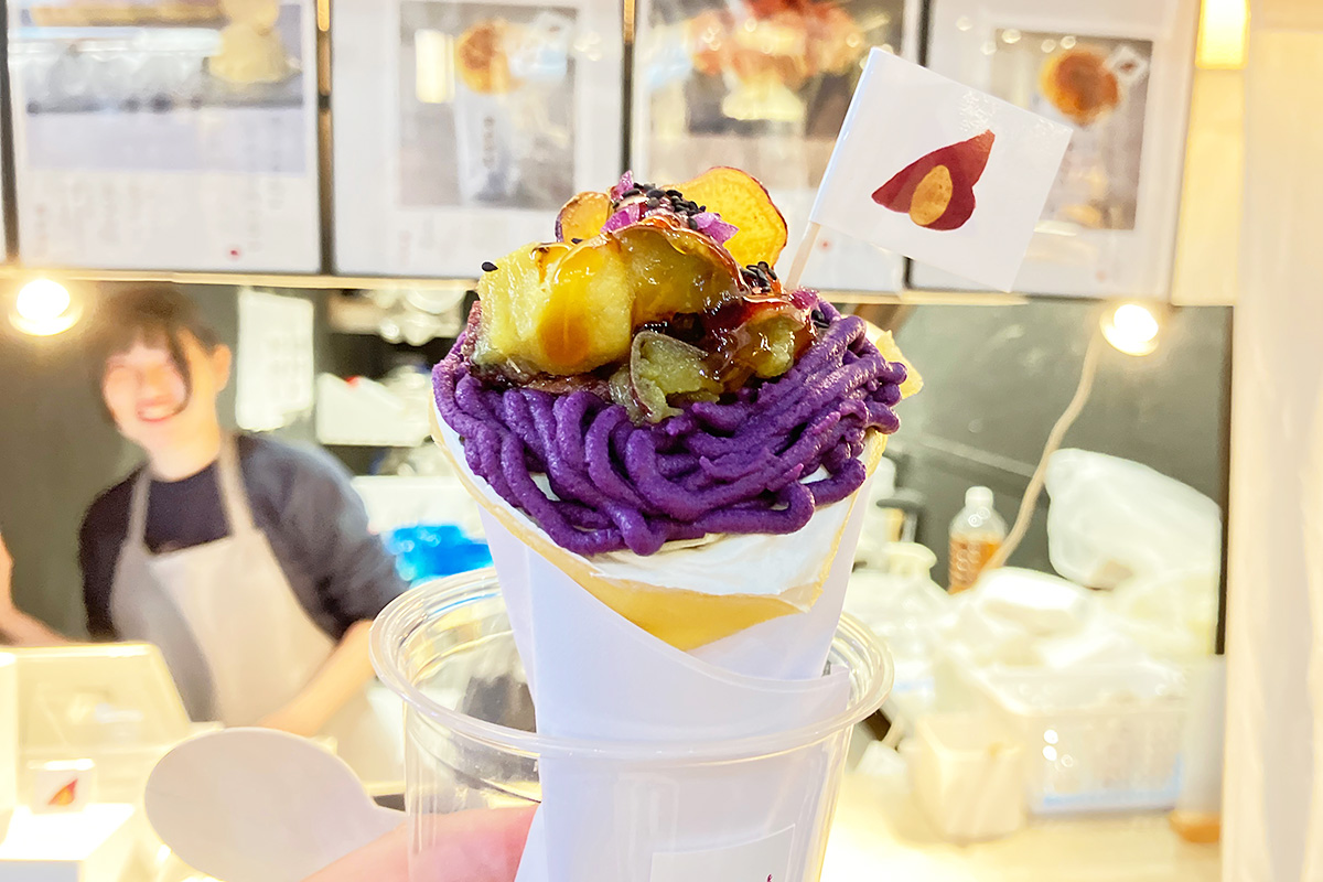 をかしなお芋 “芋をかし” 下北沢「ぽってり焼き芋のカップdeクレープ～ぱちぱち紫芋モンブラン～」