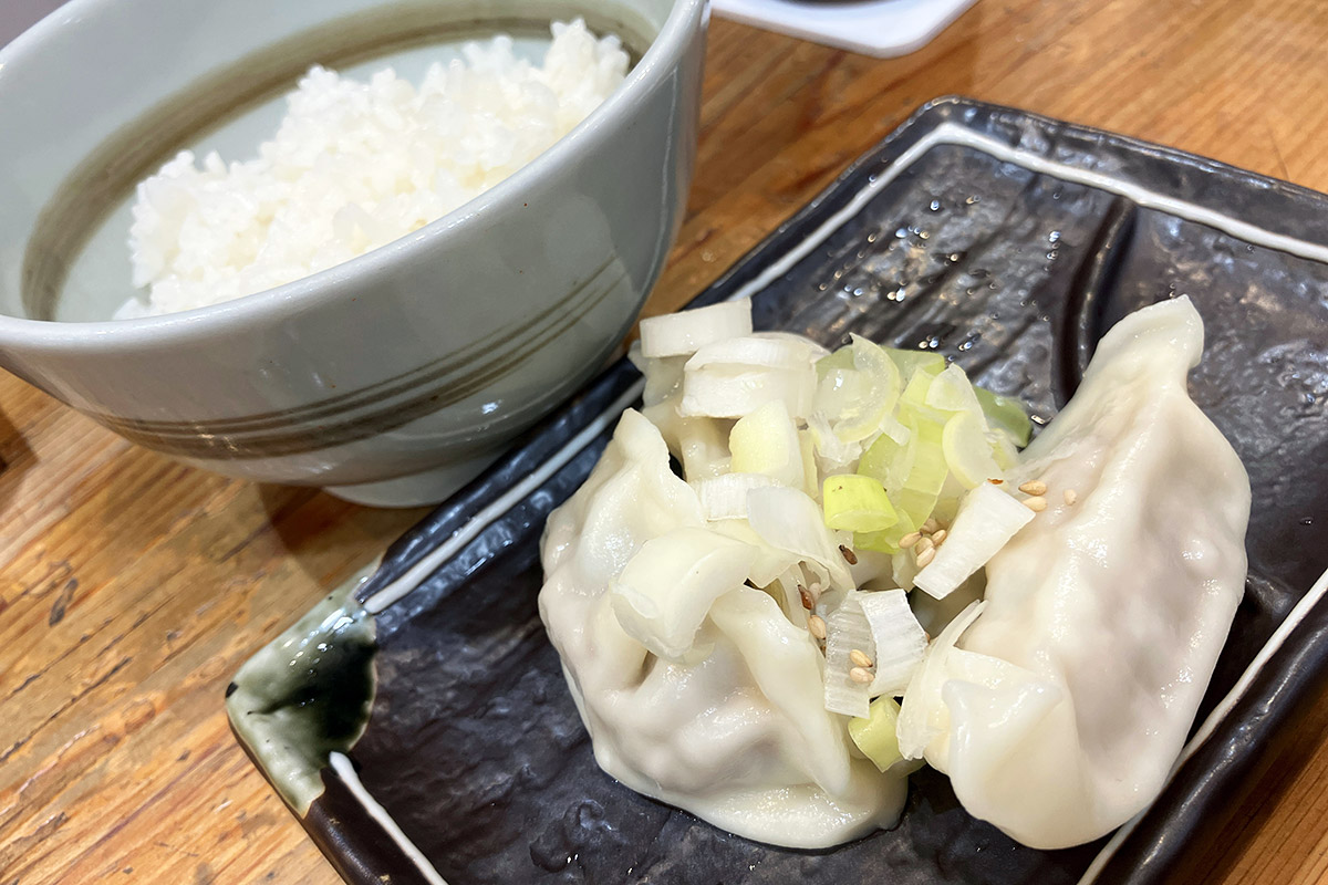 水餃子3個と白飯のセット、これで100円は超お得!