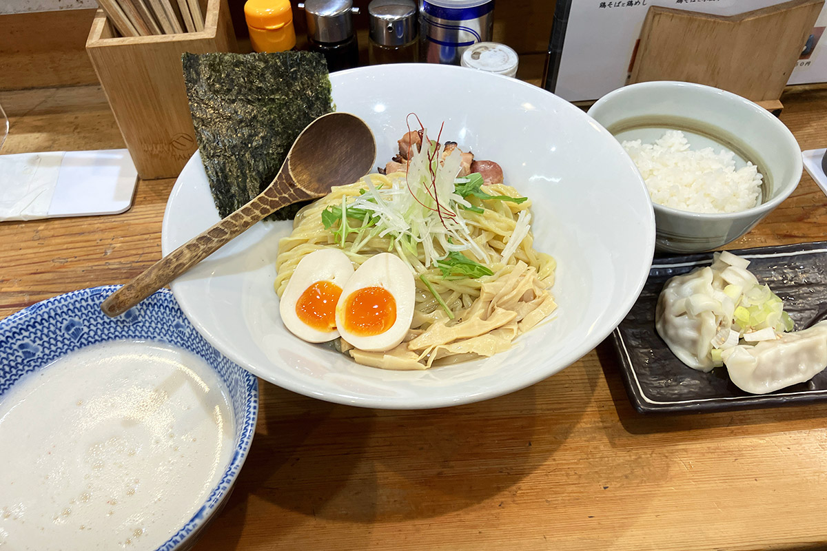 「つけそば」900円に「味玉」100円、そして「水餃子と白飯セット」100円(全て税込)