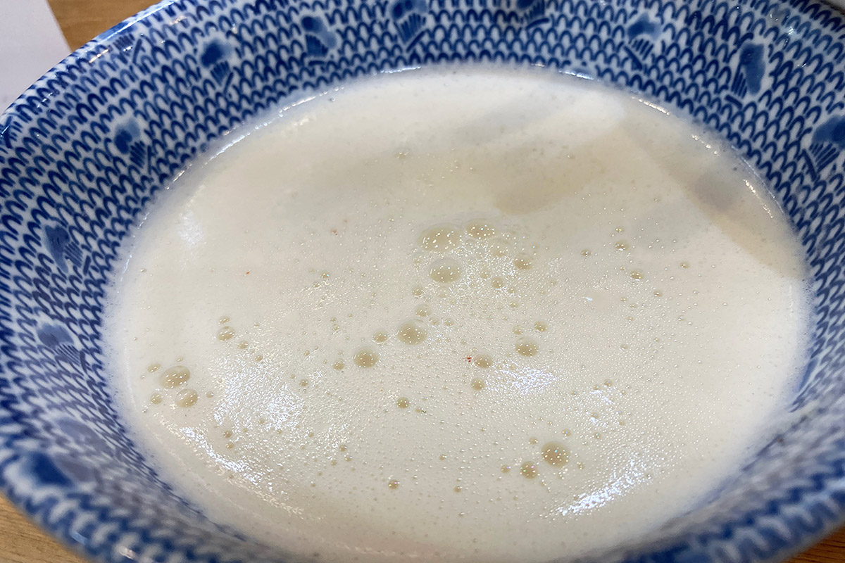 そうか、つけそぱも鶏白湯だからつけだれがエスプーマ状になっているのですね