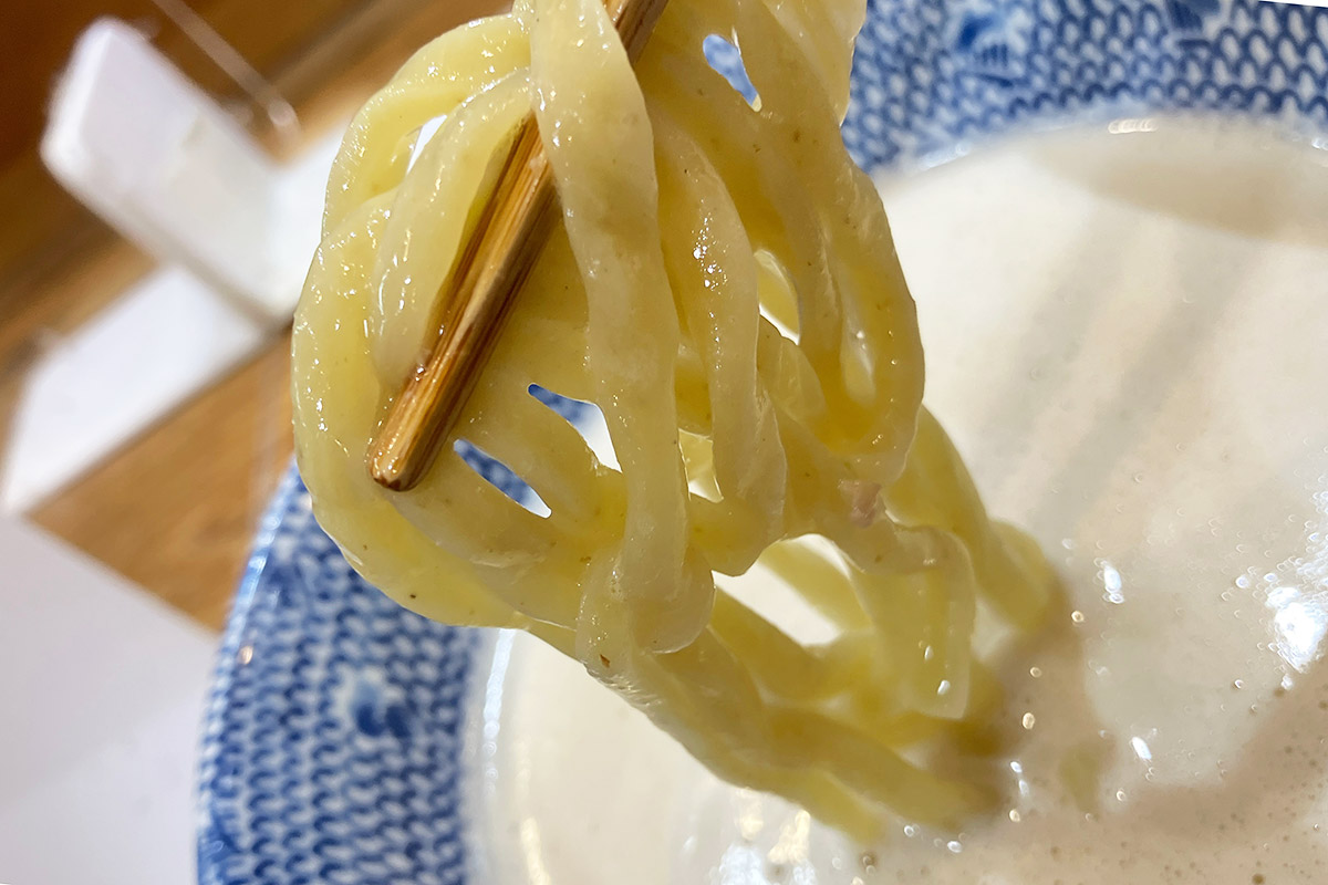 艶やかな全粒粉麺を鶏白湯スープに投入!