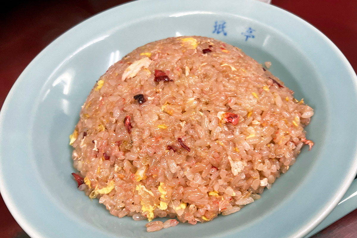 珉亭の代名詞、ピンク色に染まった「半チャーハン」