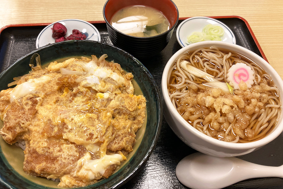 蕎麦処 三貴屋の「カツ丼・ミニ麺」セット 1050円(税込)