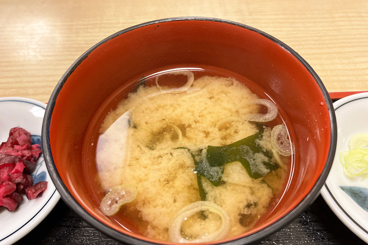 お味噌汁がついてくるのがちょっと不思議、まあ、丼物についてくると考えれば不思議じゃないんだけど、ミニそばとのせっとなので
