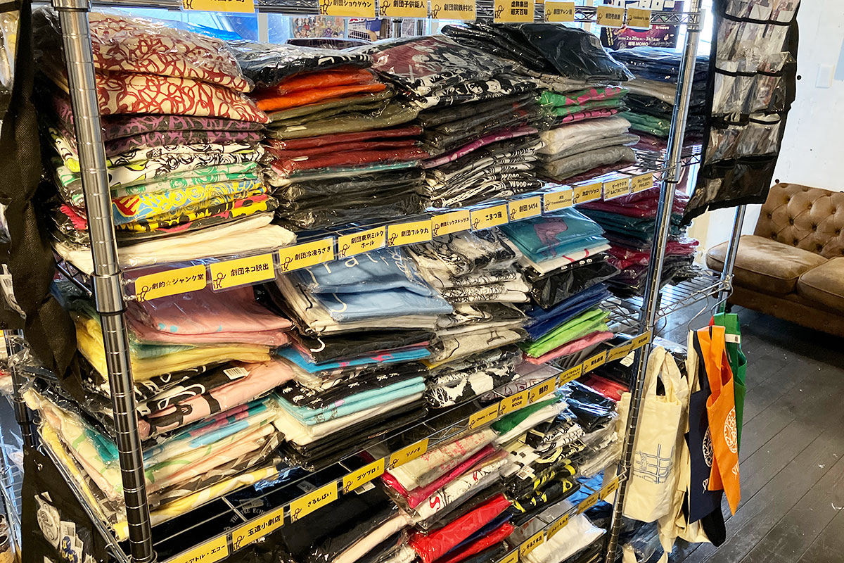 劇団のTシャツもこれだけ集まってるとなんかすごい