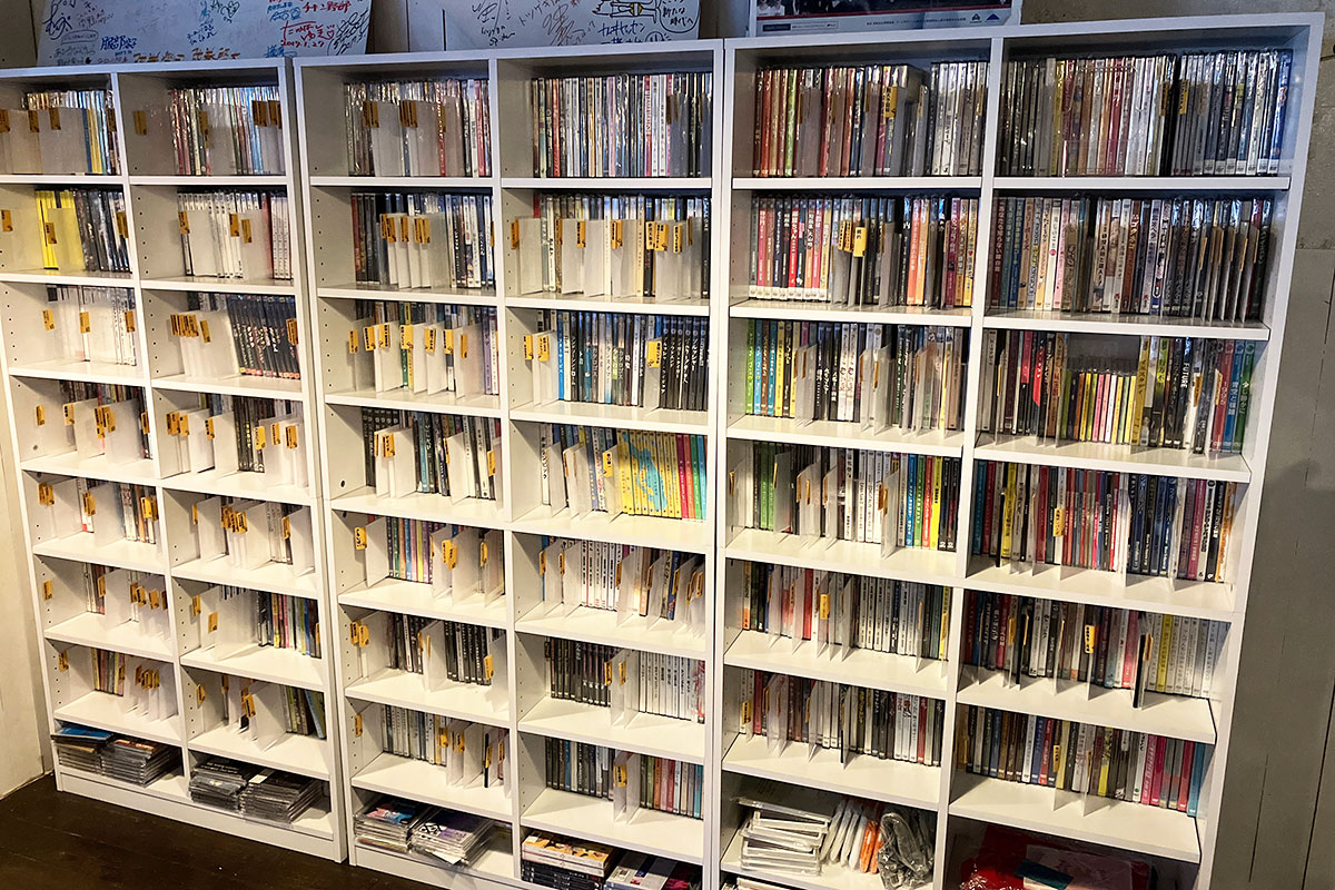 店内左側には公演DVDがずらり