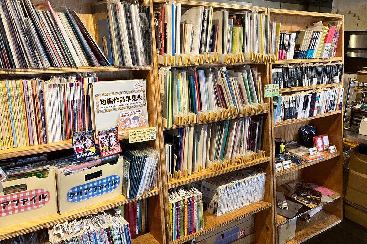 入り口から入って正面奥には様々な劇団の台本