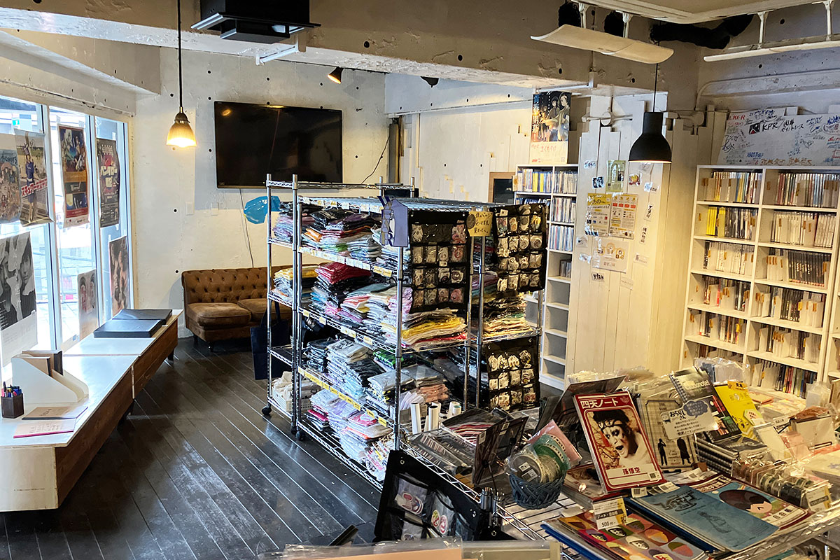 入り口から左側に回り込んだ『観劇三昧ラボ 下北沢店』店内