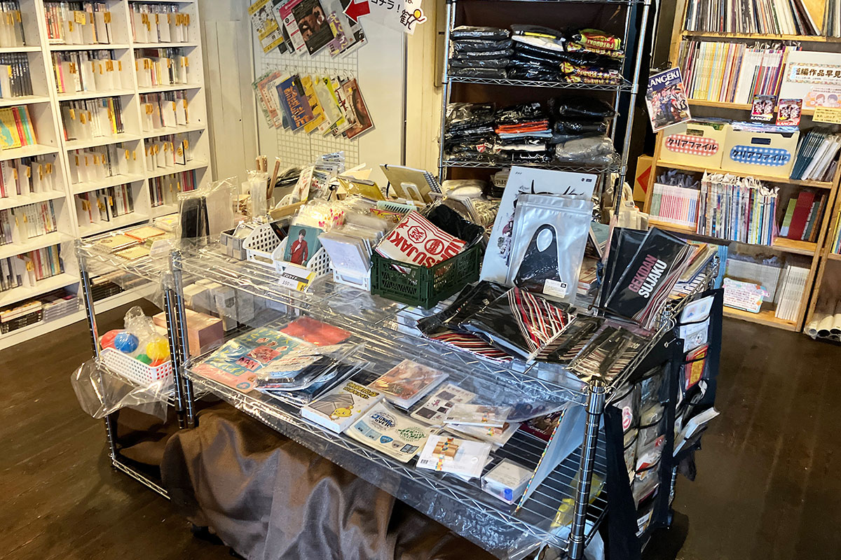 店内中央には様々な劇団のグッズ