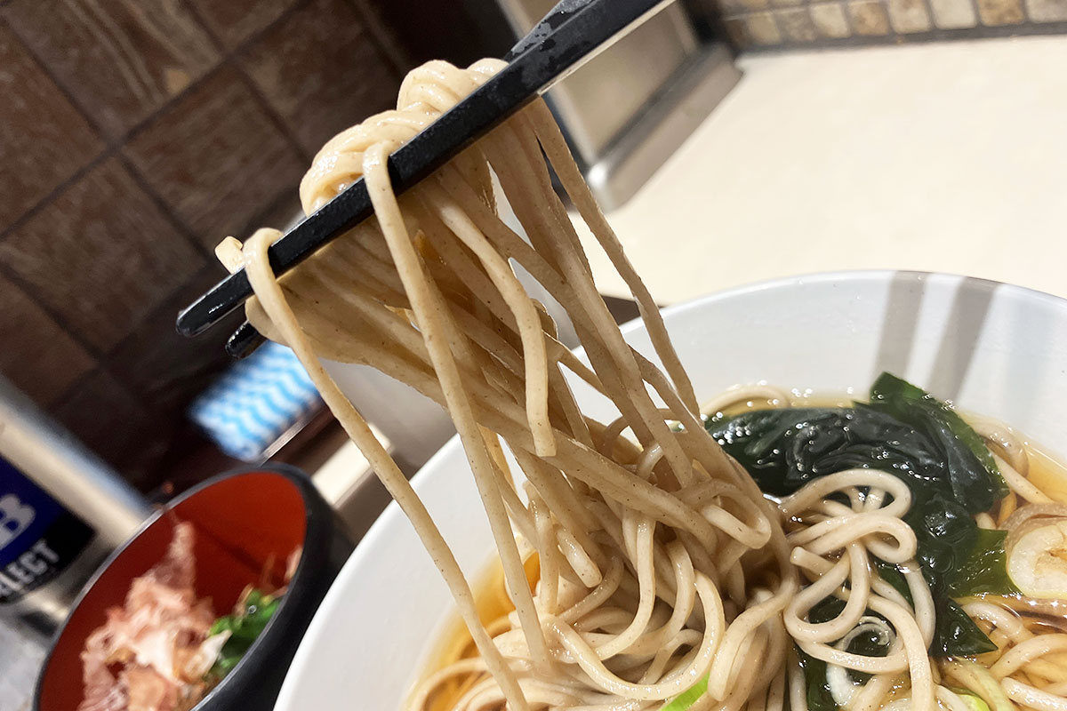 スタンダードなかけそば、ミニサイズの丼がなんだかかわいい