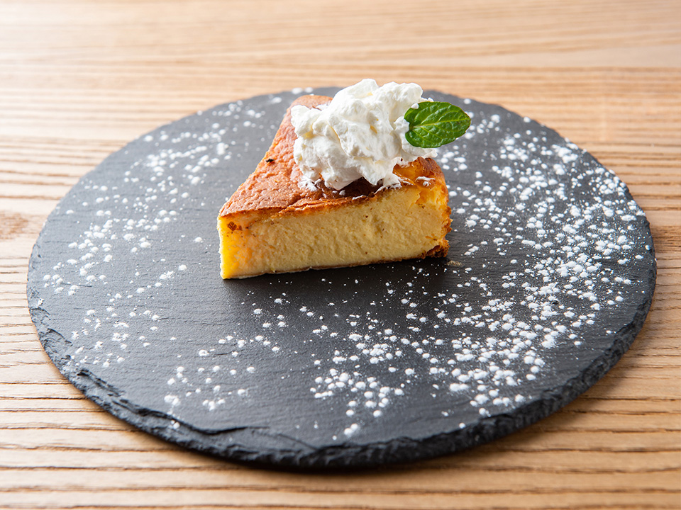「バスクチーズケーキ」900円(税込、ドリンク付)
