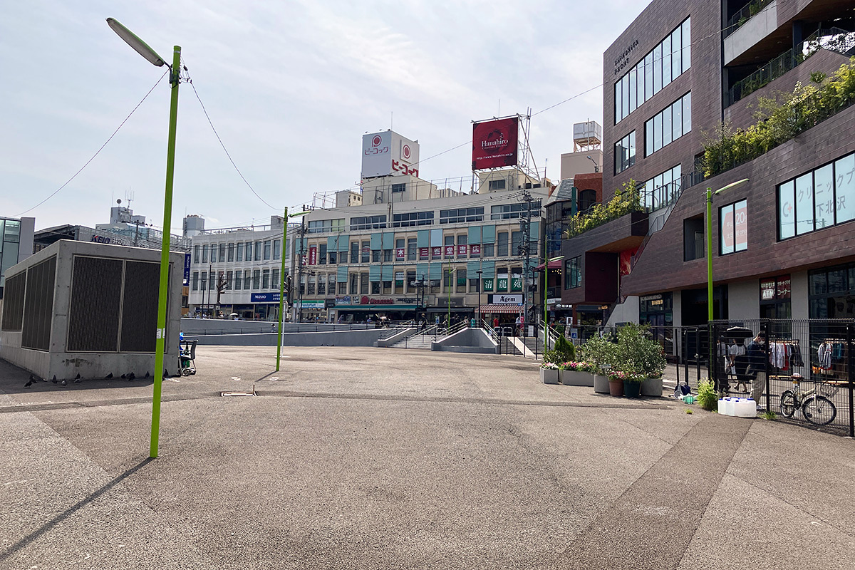 会場となる下北沢駅東口前広場（下北沢一番街商店街入り口から臨む）