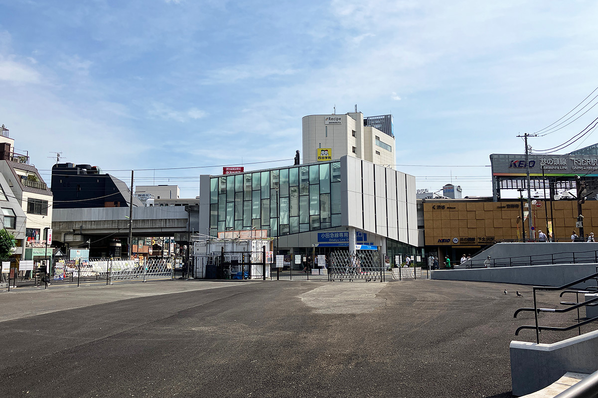 会場となる下北沢駅東口前広場（シモキタフロント前から臨む）
