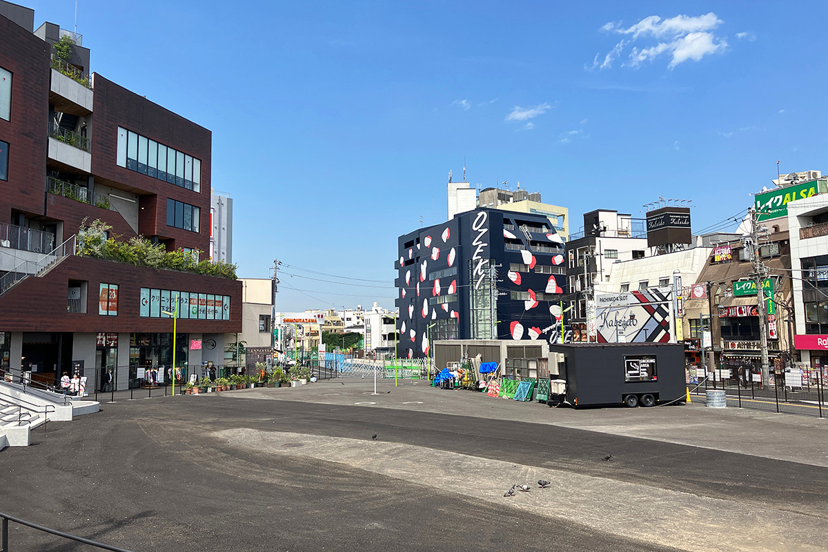 会場となる下北沢駅東口前広場（駅前方面から臨む）