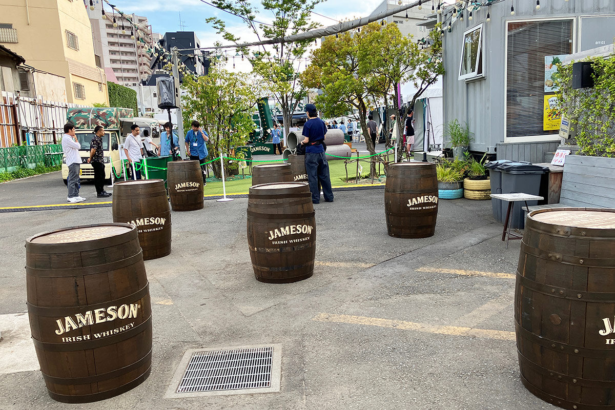 空き地全体がJAMESONの空間に!