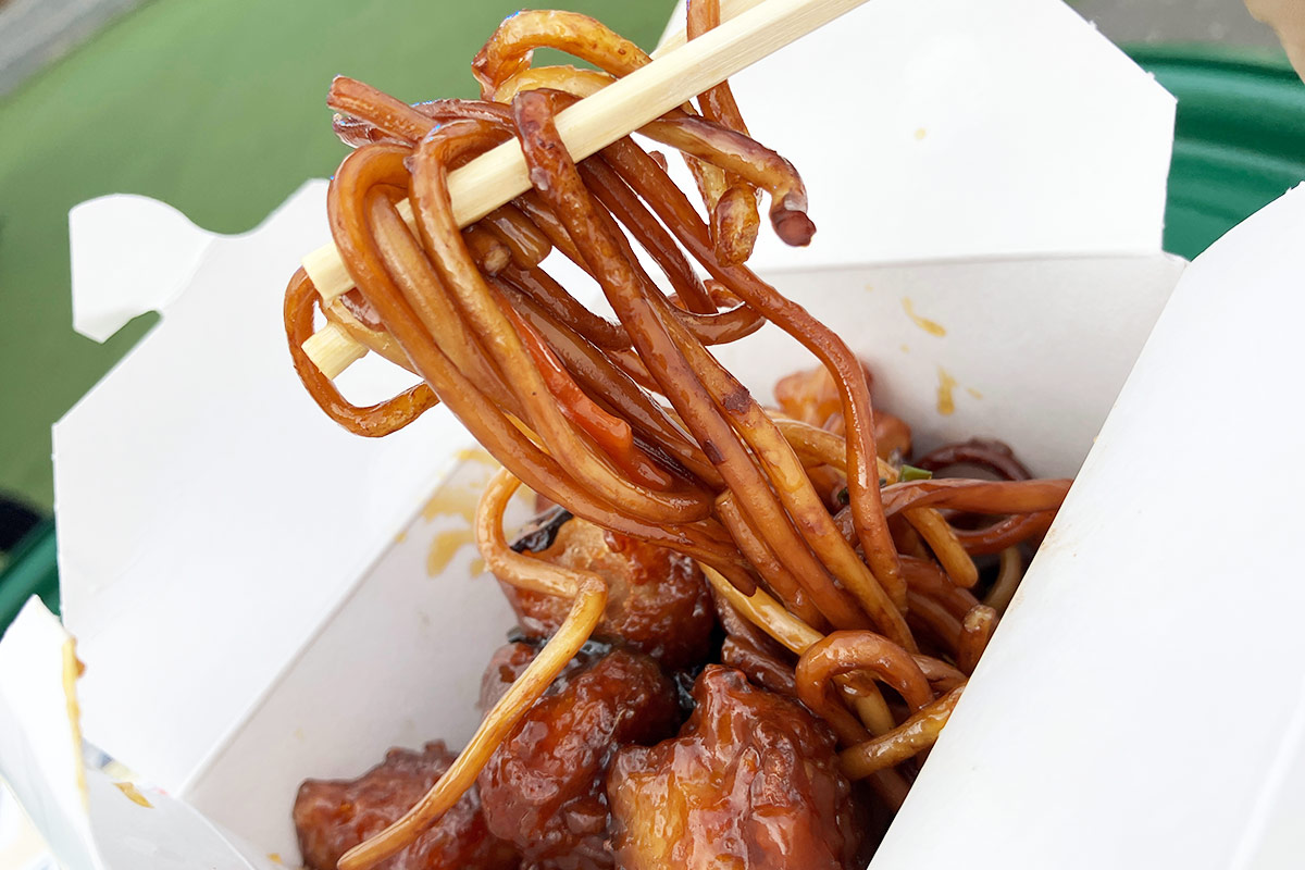 この焼きそばもとーってもジャンキー、でも、ヴィーガンなんです。もう、どういうこと!?