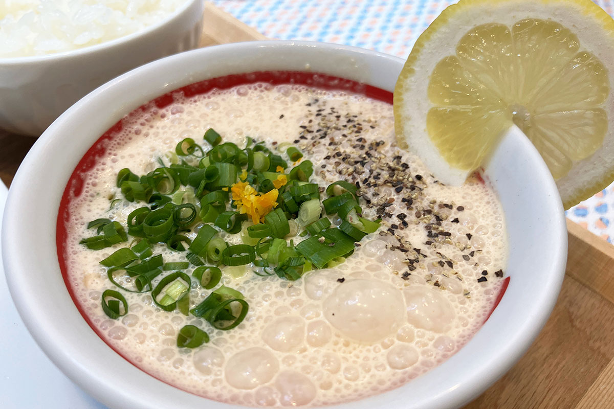 つけだれが、これまた鮮やかなオマール色で食欲をそそります