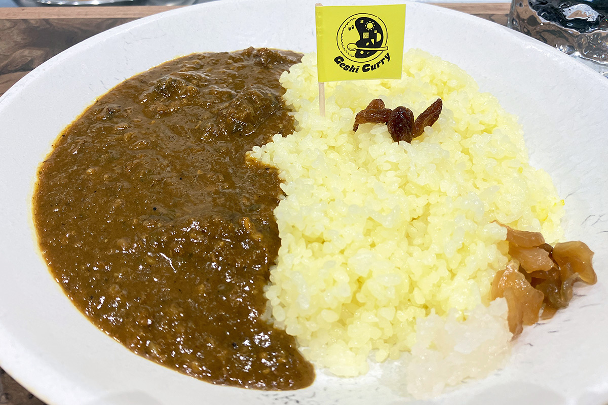 すみません、夏至カレー旗を忘れておりました! この旗が立つだけでちょっとテンションが上がる謎
