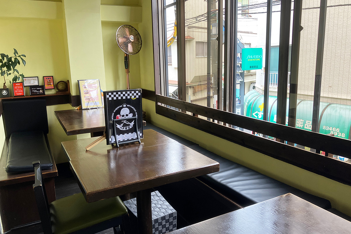 店内はテーブル席と