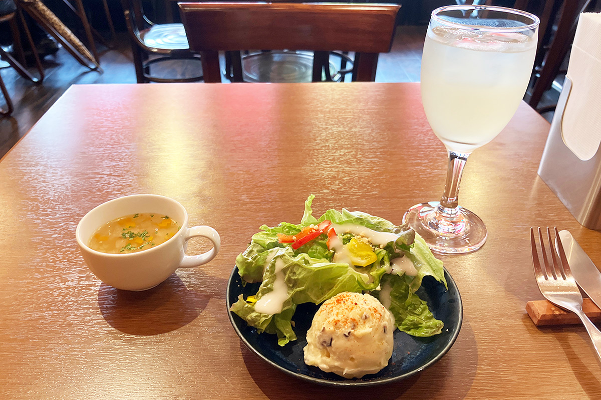 オーダーしてすぐに提供されるミニスープとサラダ