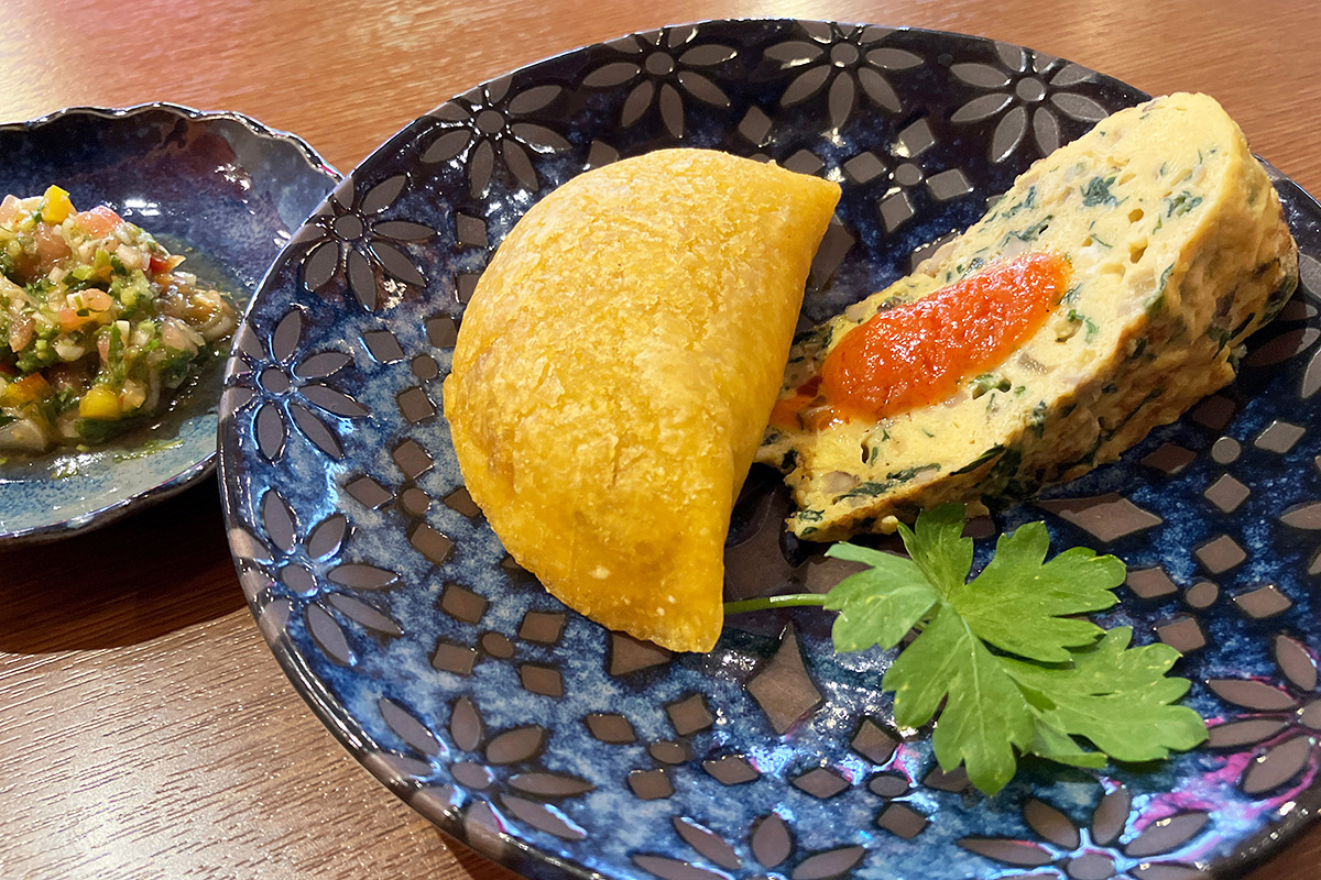 続いて、スパニッシュオムレツとエンパナーダ。パクチーの利いたソースも