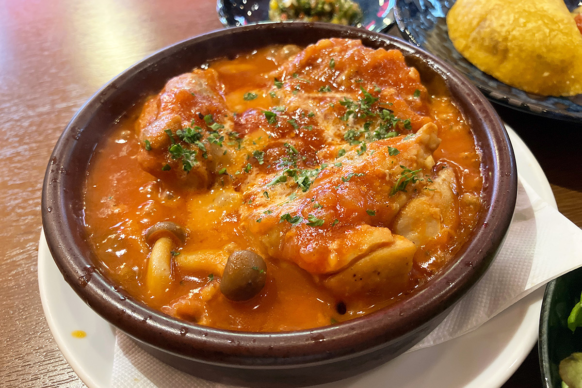 そして、メインの鶏のシェリー酒・トマト煮込み。これ、めっちゃぐつぐつなんです