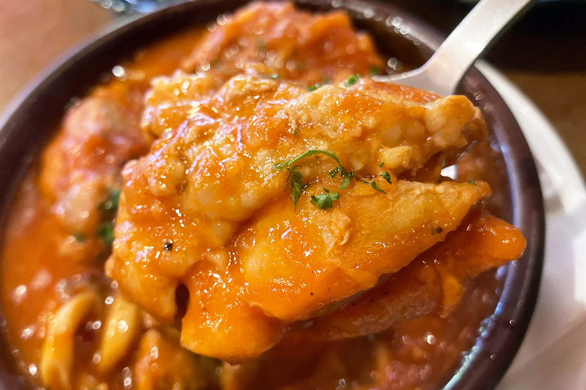 まずは、鶏のシェリー酒・トマト煮込みから味わいます