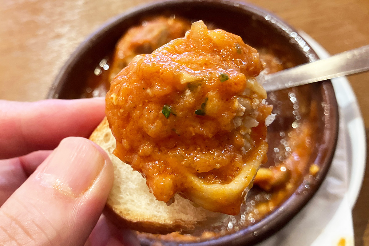 バゲットにのせて味わう、とても贅沢なランチを味わっていることを改めて感じます