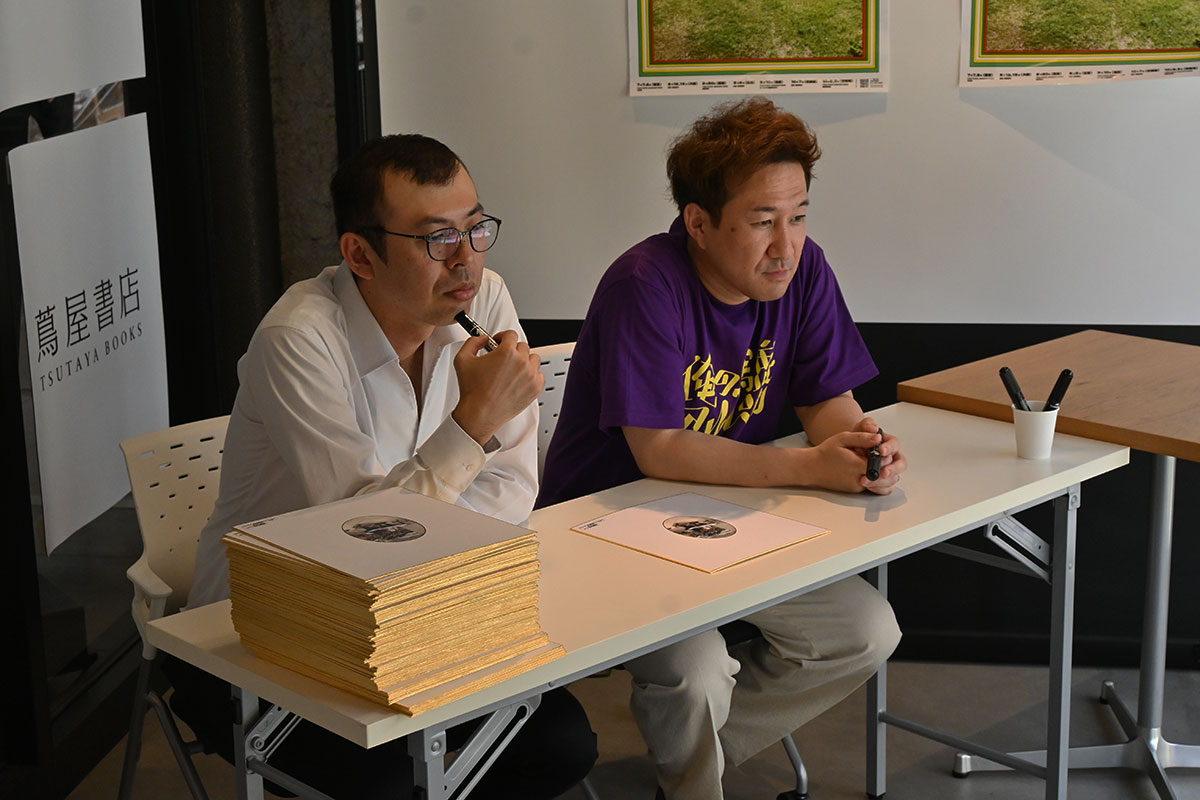 お客さんが入る直前、なぜか不安そうな面持ちになるジョイマンの2人。やはりあの事件の光景がフラッシュバックしてしまうのか!?