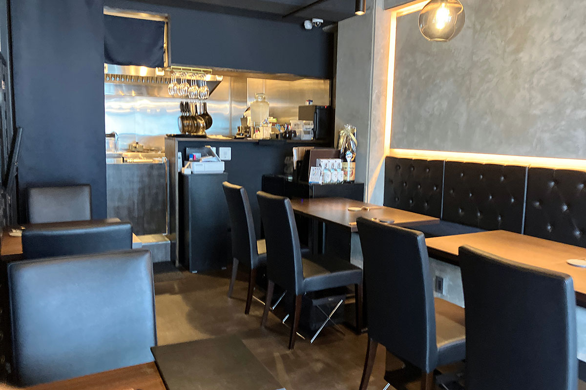 2人掛けテーブル2つに、4人掛けテーブルが3つ、店内もとーってもスタイリッシュ