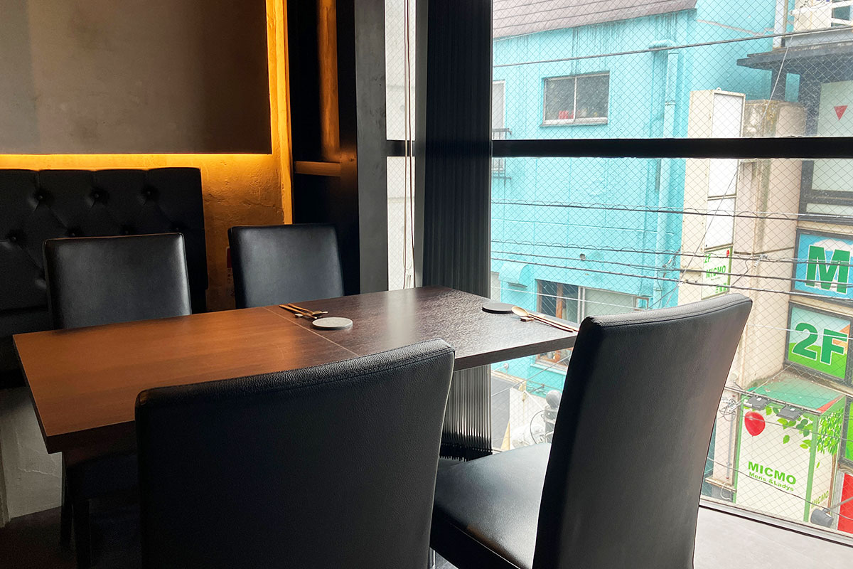 下北沢南口商店街を一望できる、こちらの席もいいですねー