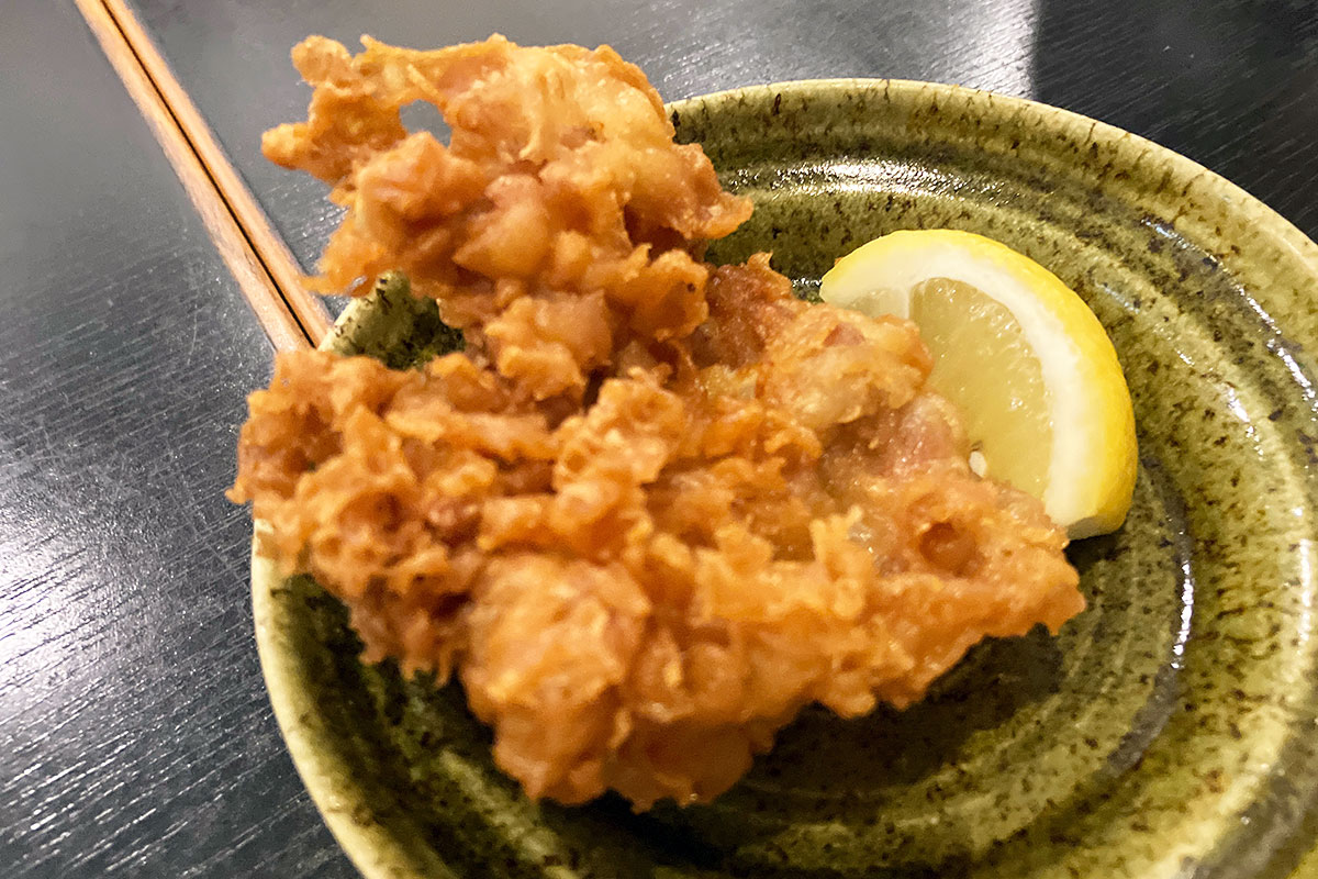 なんとなく物足りなさを感じ、一心名物である「唐揚げ」180円(税込)をトッピング