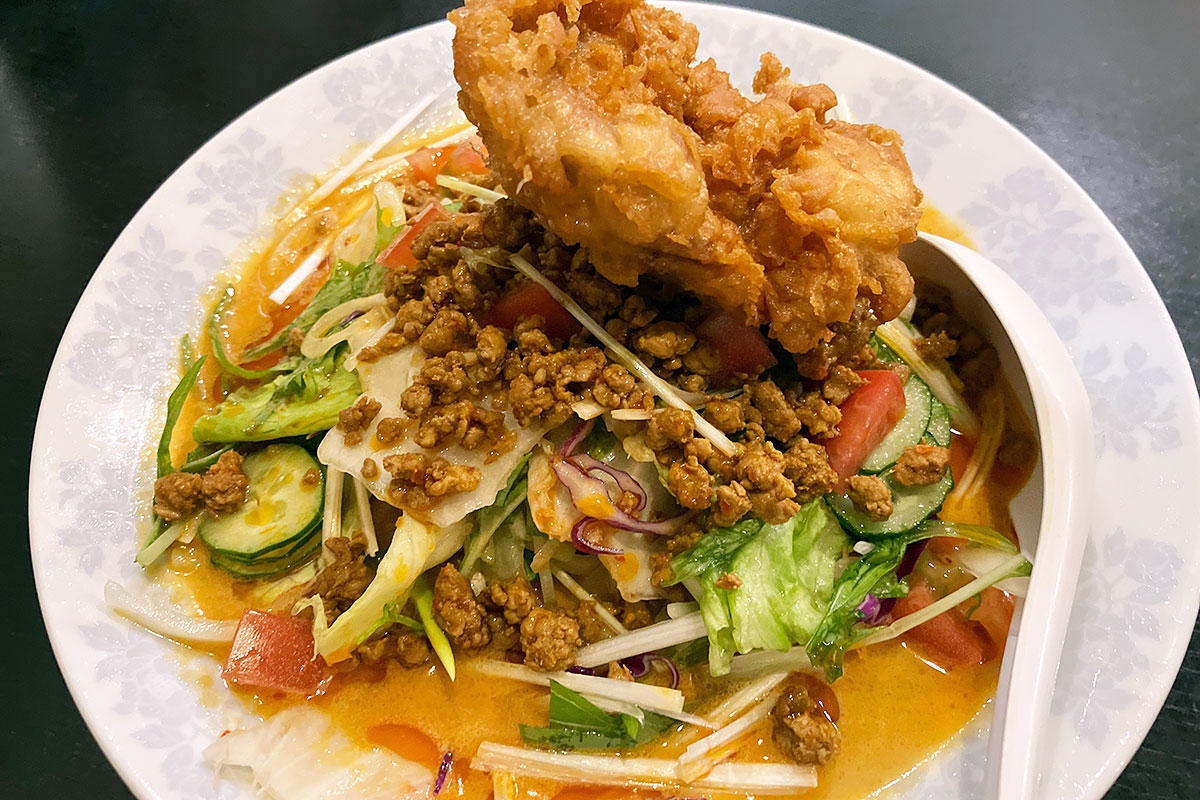 担々麺の上にのせてみたら、なんだかよくわからない感じになった、でかいんですよ唐揚げが、、、