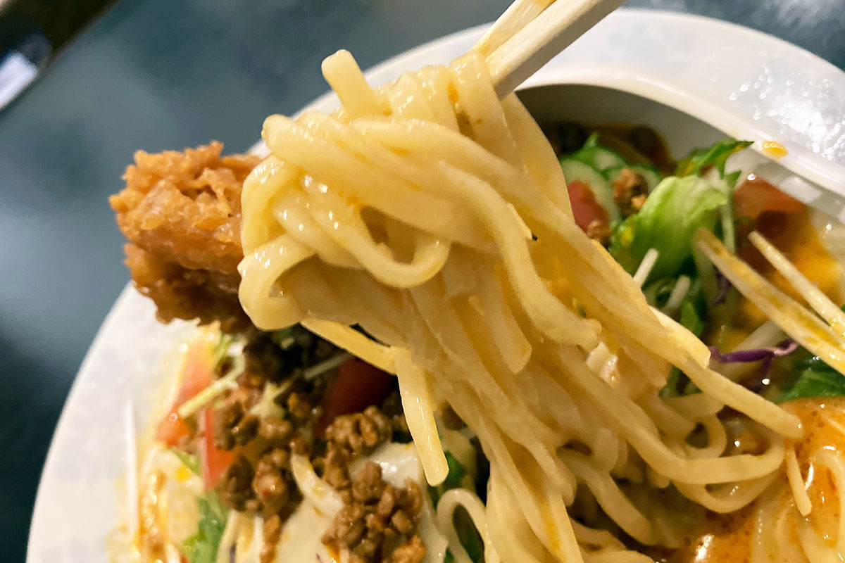 平打ち麺に坦々スープがよく絡みます