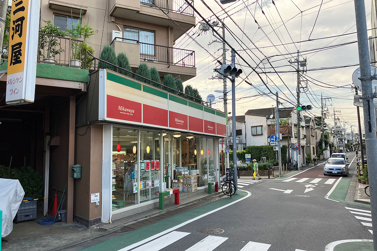 鎌倉通り沿いにある三河屋。長田さんが右側を指さしているところ