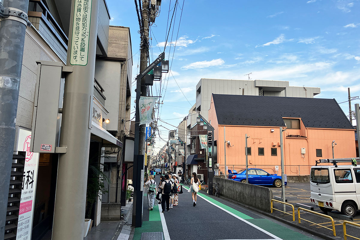 ちなみにその右手の先には下北沢一番街商店街、古着屋さんやカレーのお店など賑わっている場所ですが、北沢のふちではないので行けません、なんという恐ろしい番組