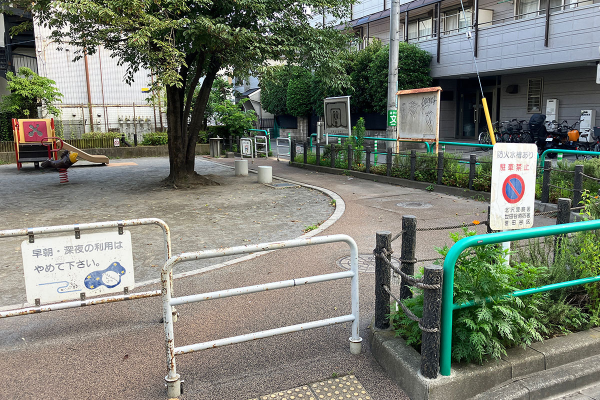 3人が子供に「ふち」と言わせてる『2000ねん公園』、もちろんこの公園もふちにあります