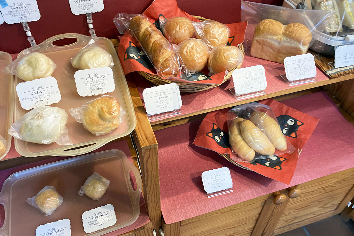 中央上部にあるのが「丸パン」70円。シンプルに何も入っていないパンです