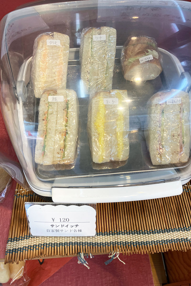 ミニサイズですがサンドイッチ120円(税込)って、お値段が昭和か