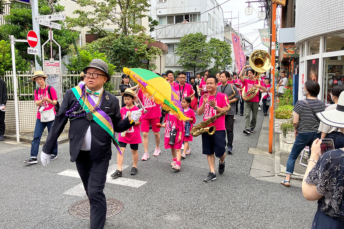 古着屋さんが建ち並び若者が多いエリアに入ると、お買い物で下北沢に来ていた皆さんも足を止め、動画を撮影したり、音楽に耳を傾けたり