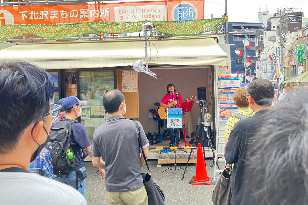 「下北沢まちの案内所」では、シンガーソングライター・純美音さんの弾き語りに、下北沢駅を出た人たちが耳を傾けます