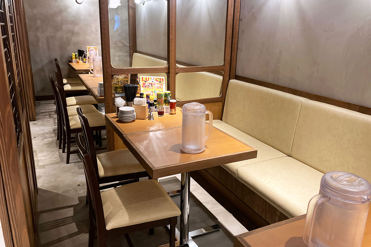 奥には個室になるテーブル席も